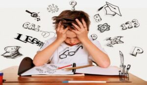Menino com mão na cabeça preocupado pois não consegue enxergar e estudar